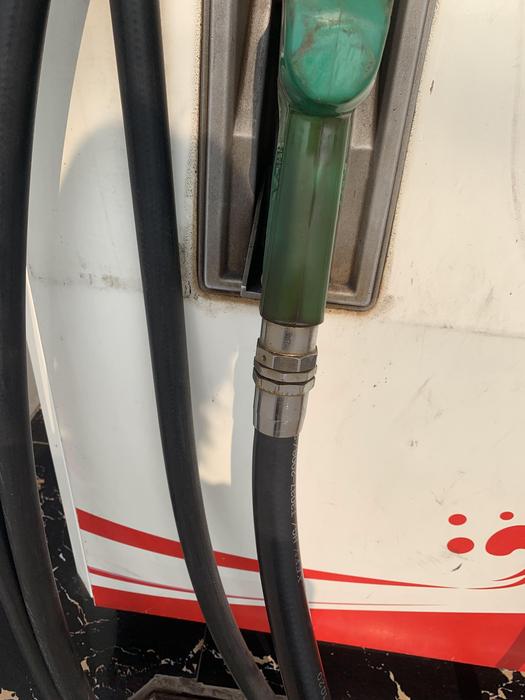 柴油加油機其中一個加油軟管未安裝安全拉斷閥。.JPG